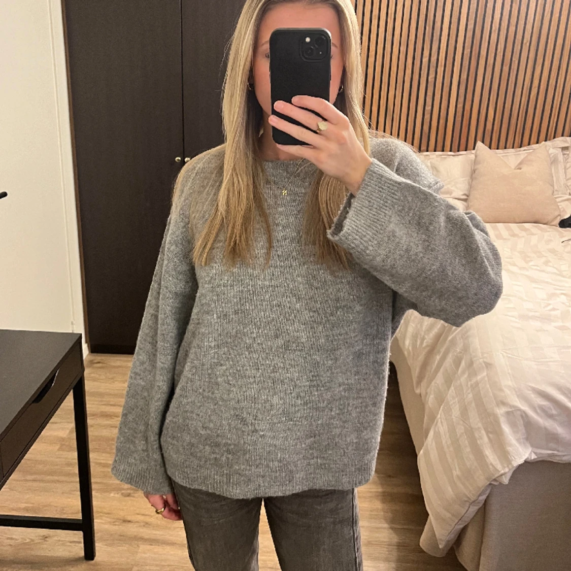 Grå stickad tröja