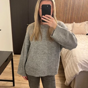 Grå stickad tröja - Grå stickad tröja från lager 157 i storlek xs💕