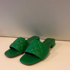 Fina klackskor - Gröna fina klackar med öppen tå från märket Duffy i storlek 40. Använd ett fåtal gånger, men finns ett litet märke på insida vänster sko (som man knappt ser)