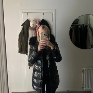 Glans jacka med päls från feminina of sweden  - Säljer min jätte fina jacka som är glansig med äkta päls. Den är använd ett fåtal gånger.  Säljer då den ej kommer till användning  Den är i strl Xs-s  Köpt för 3699kr Säljer för 1100kr