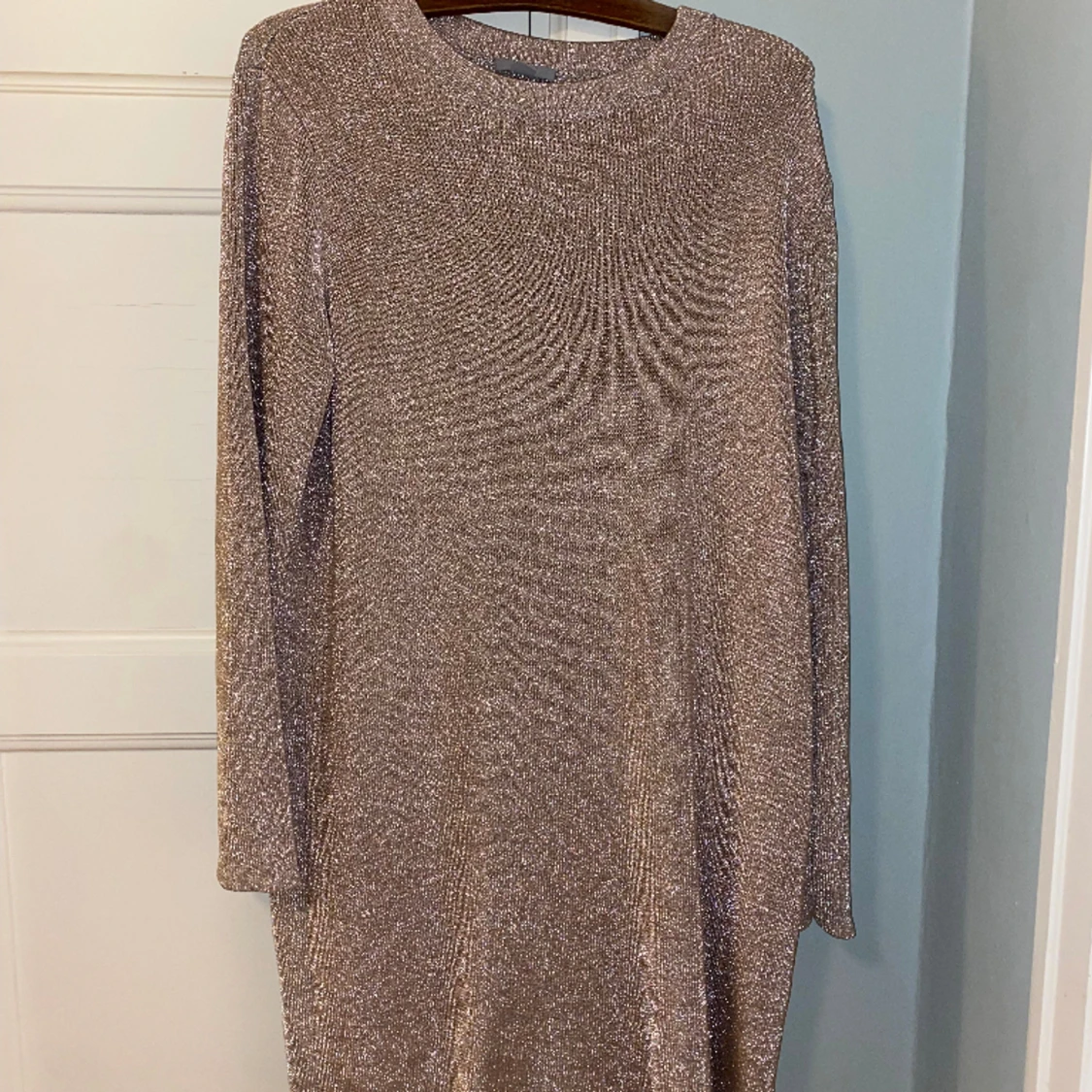 Glittrig, stickad klänning från Cos