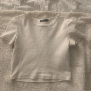 Vit basic tröja - En vanlig vit t shirt från zara, storlek S 