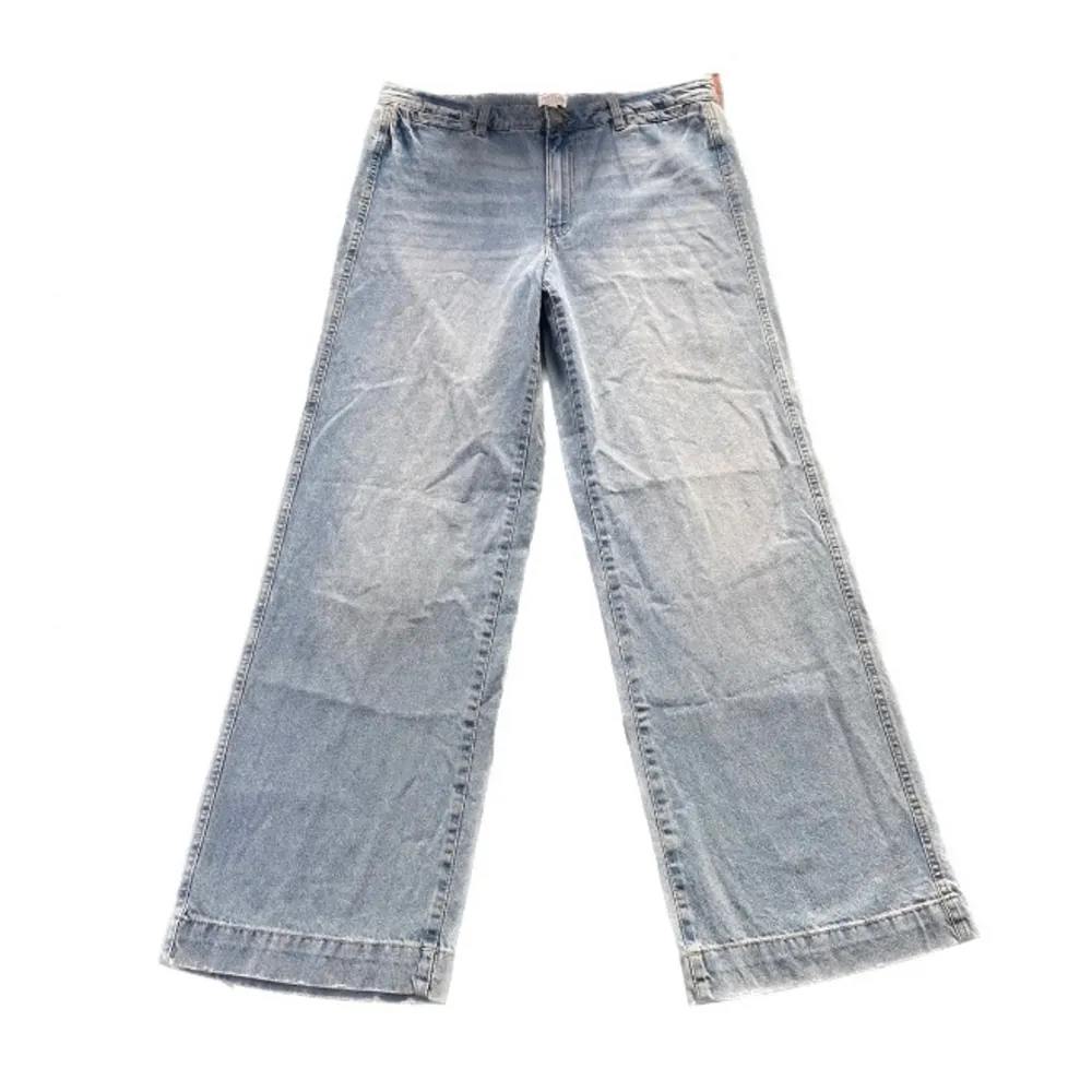 Ljusa jeans, modellen har lite utsvängda ben och är midwaisted. Uppskattas till storlek M men passar även bra som baggy jeans. Hör av dig om du är intresserad, vill få mått eller har andra frågor :). Jeans & Byxor.