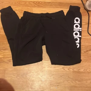 Jätte bekväma mjukis byxor från adidas med över del - Använd ganska få gånger ser ganska bra ut hoodine är i storlek xs