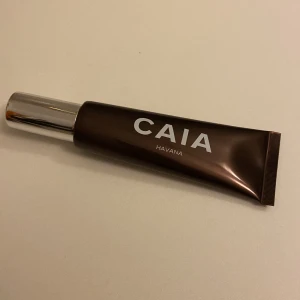 Caia bronzer  - Säljer nu min Caia liquid bronzer i färgen havana. Har endast testat den 1-2 gånger och anvädet pumpen på handen EJ ansiktet. Den passade tyvärr inte min hudfärg till 100%, ville ha något lite kallare i tonen där av säljer jag den nu. Originalpris: 295kr.