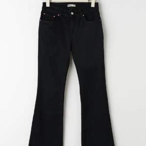Low waist bootcut jeans från Ginatricot Använda en gång.  Storlek 38 Ordinarie pris 500