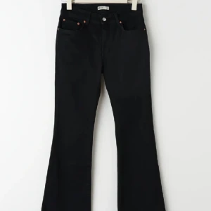 Low waist bootcut jeans  - Low waist bootcut jeans från Ginatricot Använda en gång.  Storlek 38 Ordinarie pris 500