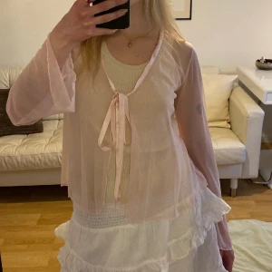 Mesh kofta - Så fin mesh kofta med sidenband som man knyter❣️köpt på humana. Frakt tillkommer