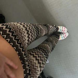 Zick/zack byxor - (Lånad första bild av Debbie Möllberg)Byxor från Alice by Belle! Är i storlek XXS men passar även mig som är en XS-M! (Kan fixa fler egna bilder imorgon)🥰