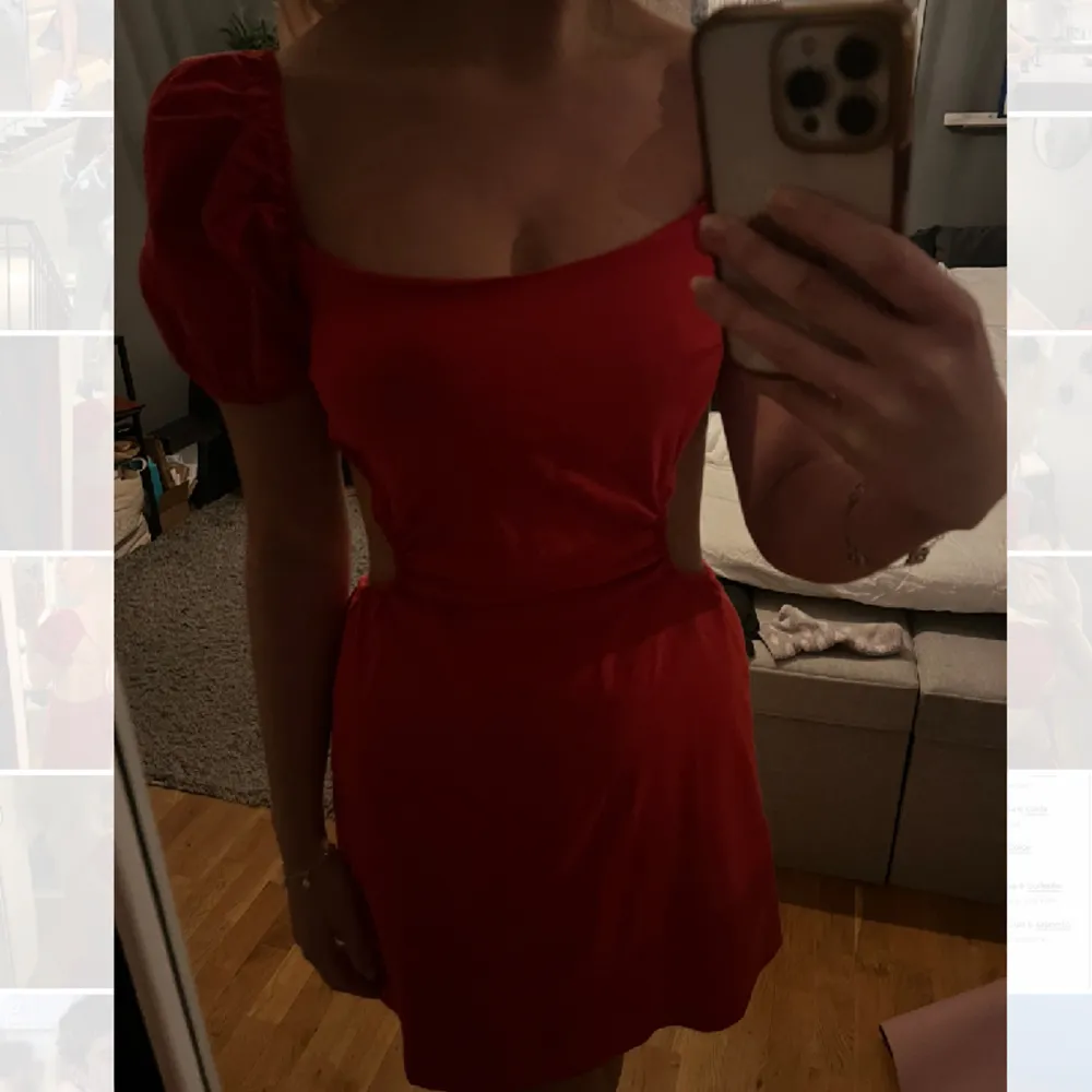 Röd klänning, kan bytas på olika sätt i ryggen str S. Klänningar.