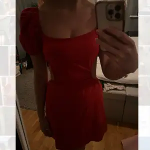 Röd klänning, kan bytas på olika sätt i ryggen str S
