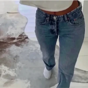 Zara mid rise jeans - Säljer dessa mid rise jeans från zara som jag gjort hål på knäna på. Blivit försmå och kommer därflr inte längre till användning, det är i väldigt bra skick. Säljer för 150kr + frakt💓