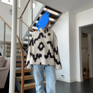 Fleece jacka - Fin fleece jacka med coolt mönster, kan användas som jacka på vår/höst