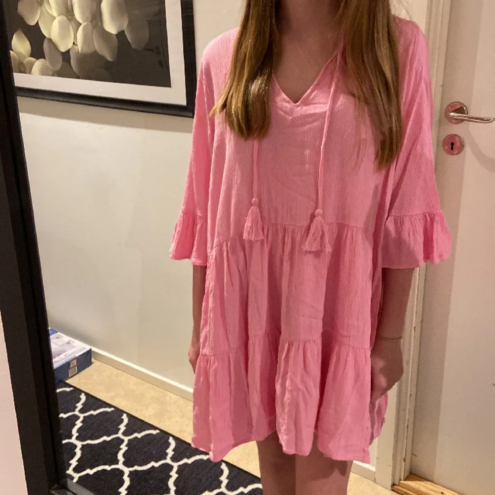 En jätte fin rosa klänning som är perfekt till sommaren och utomlands 🩷 helt ny skick aldrig använd, storlek 36 och är köpt på new yourker🩷köpt för 180kr🩷. Klänningar.