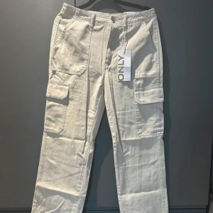Cargo - Helt nya Jätte fina cargo byxor från ONLY! Ljus beige färg storlek S längd 32 Nypris 599kr