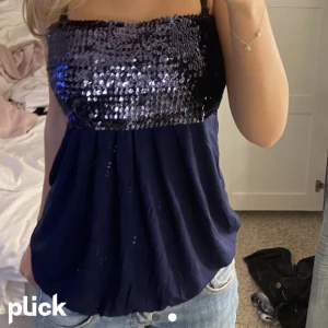 Festtopp med paljetter  - Säljer denna jättefina festtopp med paljetter upptill🩷