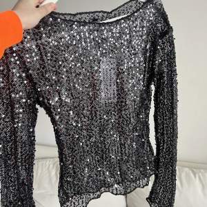 Glittrig snygg tröja från Gina tricot i storlek S. Aldrig använd, lappen sitter kvar 💕 Pris och frågor kan diskuteras :)