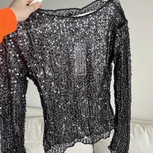 Topp - Glittrig snygg tröja från Gina tricot i storlek S. Aldrig använd, lappen sitter kvar 💕 Pris och frågor kan diskuteras :)