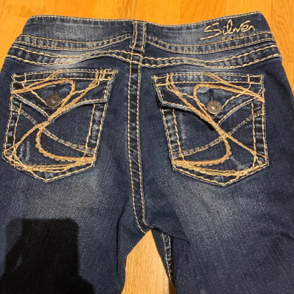 silver bootcut jeans med så snygga bakfickor, sitter low/mid waist. Jeans & Byxor.