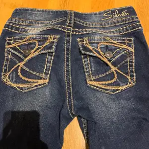 silver bootcut jeans med så snygga bakfickor, sitter low/mid waist