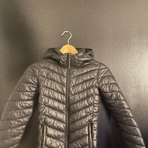 Svart jacka  - Svart jacka ifrån Mckinley i storlek 146/152, jag skulle säga att den passar 158 också! Jättefint skick så hör av er om ni vill ha mer bilder eller information!