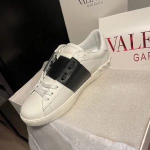 Valentinos - Säljer helt nya valentinos skor köpte av min kompis som inte gillade dom men dom passar inte mig så valde och sälja dom bara frakta inte mötas!