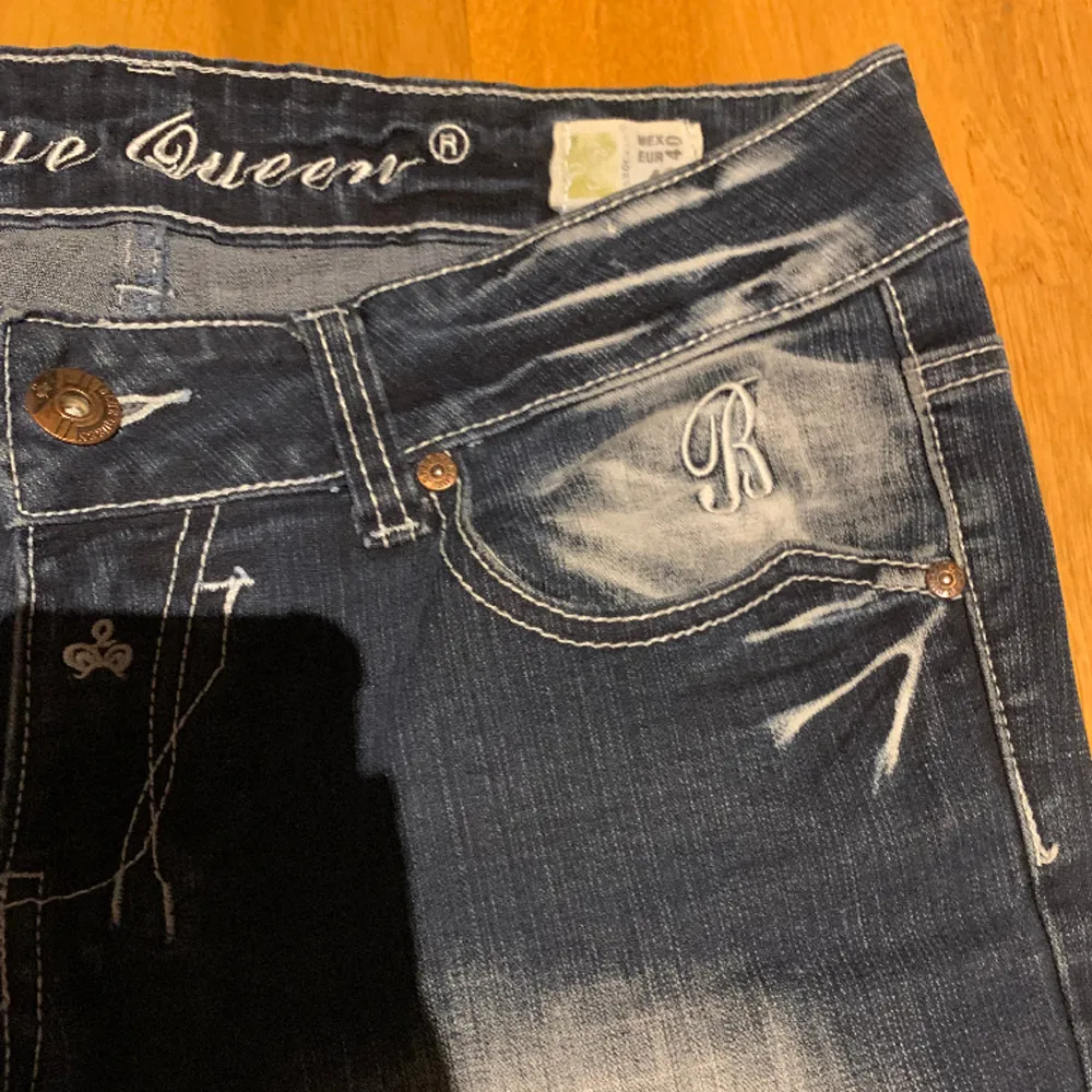 jätte coola low waist bootcut jeans med vingar på baksidan . Jeans & Byxor.