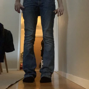 Miss me -  Miss me jeans med kors i storlek 27. Saknar några diamanter och har lite slitna i kanterna men det är inget man märker 💗💗 skriv ba ifall frågor 