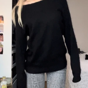 Stickad mohairtröja - Såå fin stickad mohair och ull tröja från crocker. Går även att ha offshoulder, eller över ena axeln😍jättefint skick (smutsig spegel)