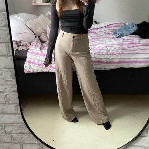 Kostymbyxor - Säljer ett par beiga tygbyxor från Bershka. Använda ett fåtal gånger. Pris går att diskutera🩷