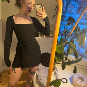 Klänning - Så smickrande varsagsklänning med knyt i midjan 