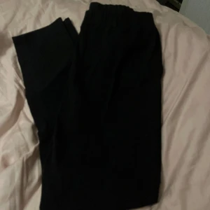 Svarta byxor  - Säljs då de är alldeles för stora för mig, i storlek 52. I använt men fint skick. Resår i midjan. Köparen står för frakten! 