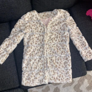 Love Forever leopard fuskpäls vit kappa  - Love Forever leopard fuskpäls vit kappa 