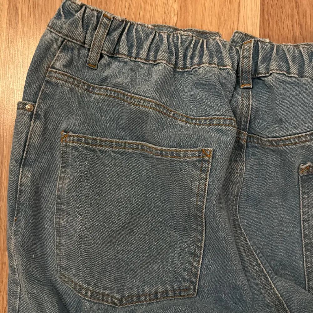 Ljusblåa Jeans från ASOS. W:36 L:32. Regular fit. Aldrig använda. Lite kortare modell som går precis till anklarna. Perfekt till sommaren i värmen :). Jeans & Byxor.