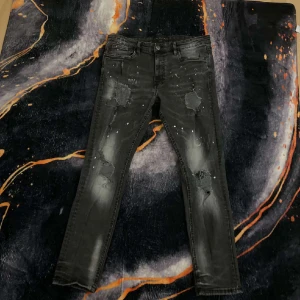 Stockholm  -   "Hej! Jag säljer ett par Supply & Demand jeans i storlek 34W L. De är i jättebra skick och jag säljer dem för 600 kronor. Hör av dig om du är intresserad!" 