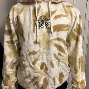 Vans hoodie i beige/gult tie dye mönster. Endast provad för bilden. Ordinarie pris: 400kr