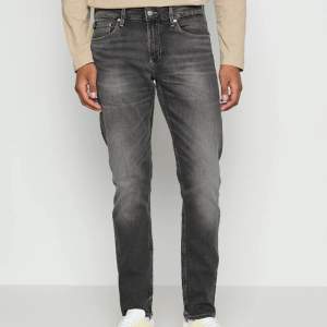 Calvin klein slim fit jeans i färgen denim grey. Använd en gång så skicket är som nytt. Storlek 34/34