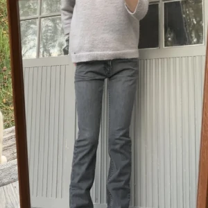 Lee jeans  - Gråa lee lågmidjade jeans storlek 25/32 (34/76) lånade bilder då de är köpta här på plick. Skriv för mer bilder 💜