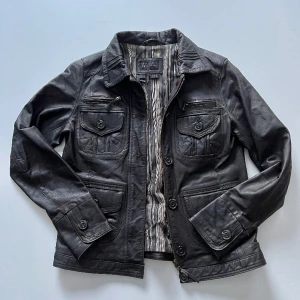 Skinnjacka - Brun-svart vintage skinnjacka från Mango i äkta läder. Passar M/L 💕