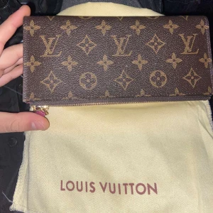 Louis Vuitton plånbok  - Plånboken är sällan anvnäd, den är i nytt skick, priset går att diskutera, går att hämta eller skickas via PostNord, med fri kostnad 