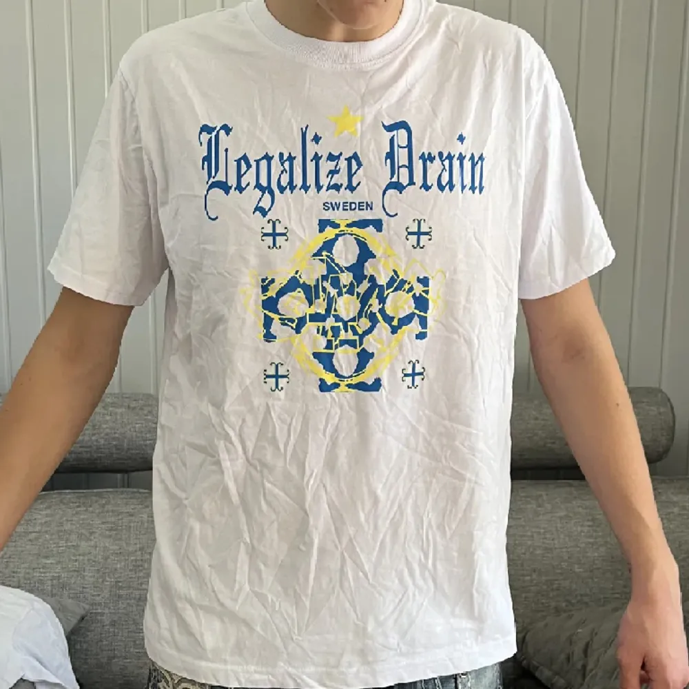 Bladee merch köpt på way out west förra sommarn, helt ny bara testad på bild, ställ gärna frågor eller be om fler bilder. T-shirts.