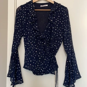Omlottblus - Marinblå omlottblus med stjärnmönster. Oanvänd. 