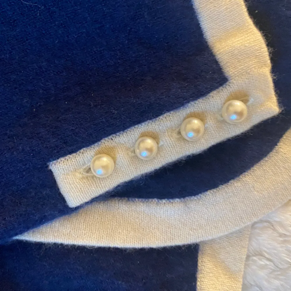 Superfin kofta i typ marinblå ifrån märket Davida. Den är så speciell med pärlorna på både ärmarna och fram. Passar XS/S🥰 aldrig använd av mig. . Tröjor & Koftor.