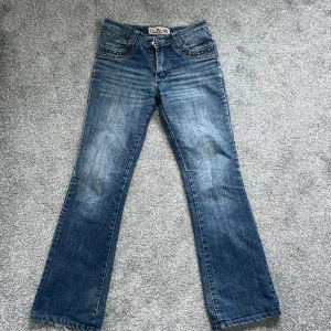 Low waisted bootcut jeans - Säljer dessa jättesnygga jeans som tyvärr är för små för mig. Lite skavda längst ner men inget man tänker på. 