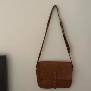 Brun läder väska - Brun väska med äkta läder, I mycket bra skick😊 Köptes för 1 200kr på en marknad i Frankrike men säljer för 450kr, Pris kan diskuteras💗💗