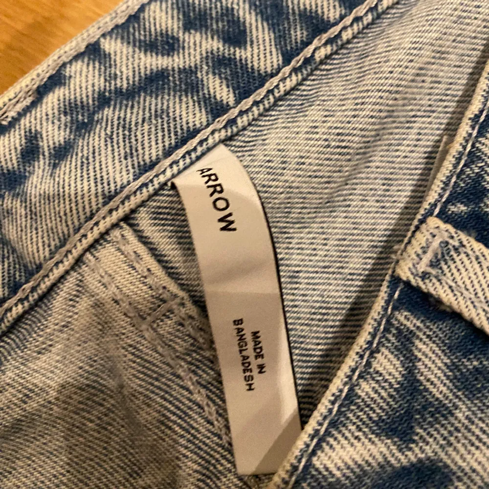 Säljer mina älskade weekday jeans som tyvärr blivit för små😖 De är väldigt sparsamt använda och har inga defekter!! De är lite mindre i storleken och korta på mig som är 177🩷Kom privat för bilder på!. Jeans & Byxor.