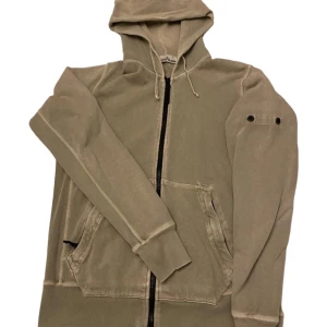 Stone Island Zip Hoodie - Stone Island Zip Hoodie. Tröjan är äkta och mycket bra skick utan fläckar eller skador. Badgen saknas men går att sätta på en ny (därför priset). Känn dig fri att fråga om du undrar något!
