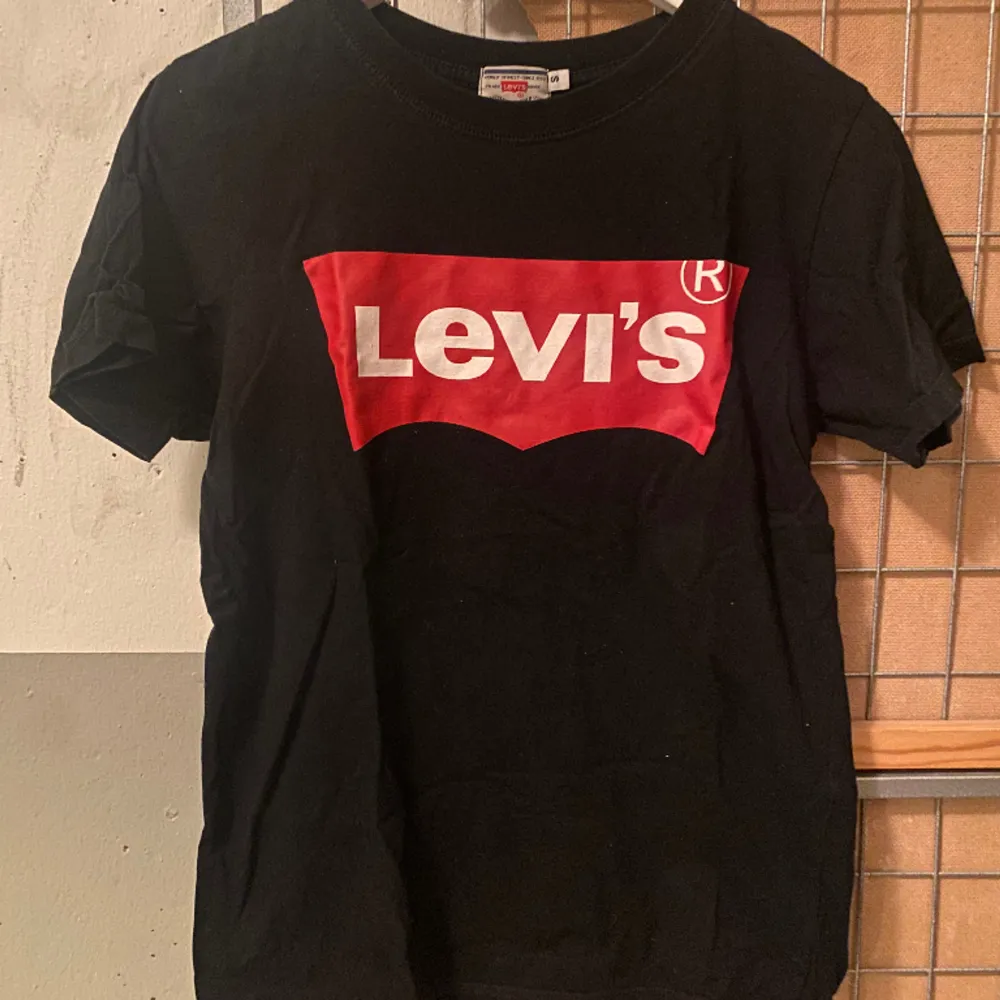 Mörk marinblå/svart Levis tshirt. T-shirts.