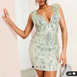 Klänning - Använt 1 gång Ny pris : 1419kr från asos Mintgrön midikläning utsmyckad med stenar och låssas fjädrar 