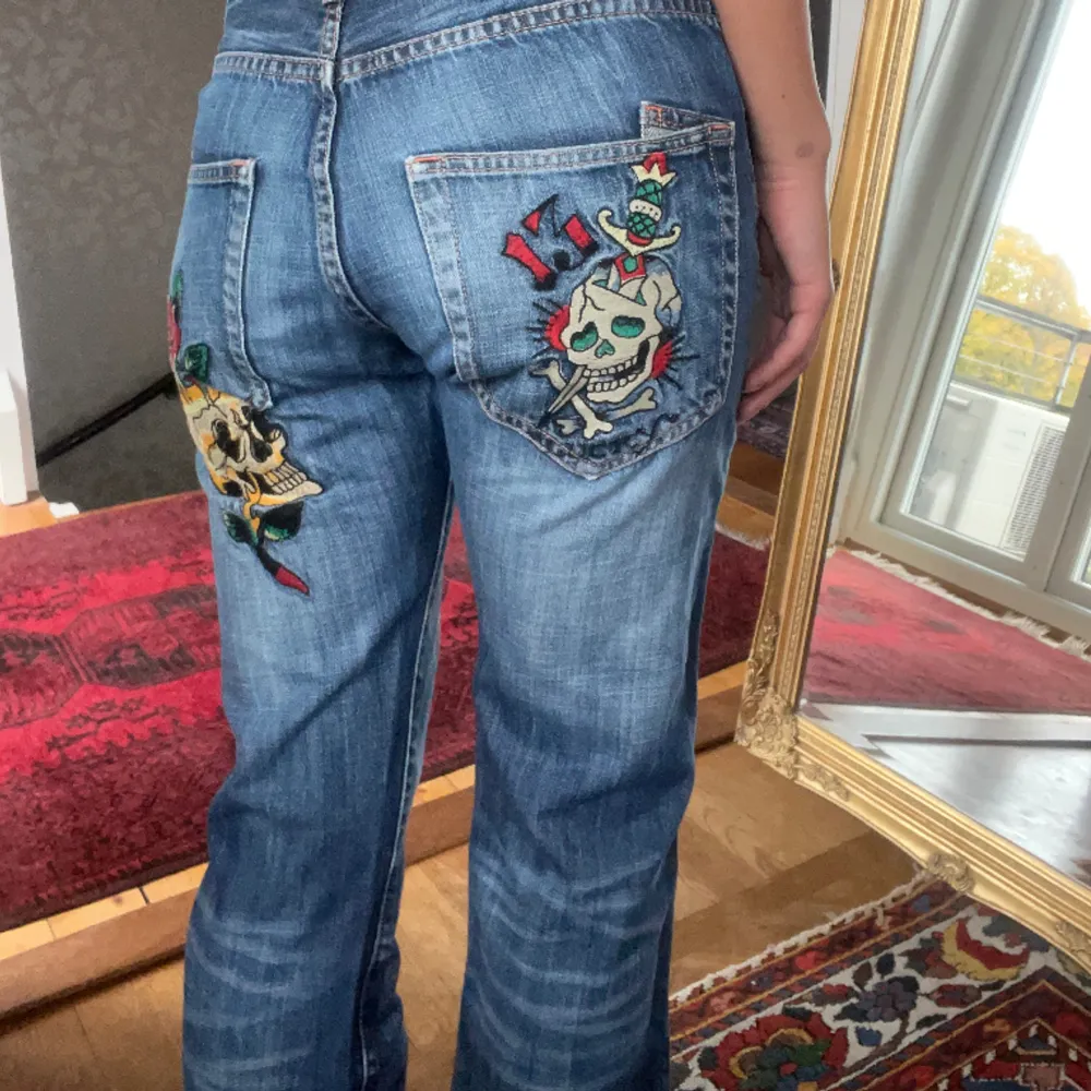 Ed hardy jeans. Broderade tryck både fram och bak. Straigh i modellen. Jättebra skick! Midjemått: 36cm Innerbenslängd: 82c. Jeans & Byxor.